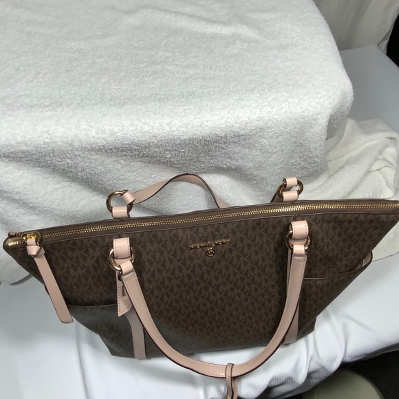 Michael Kors Sullivan Large Laptop Tote - Picture 4 of 14